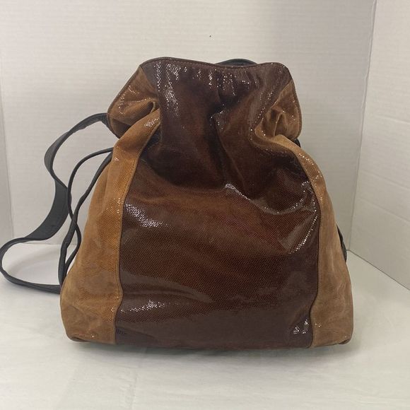 PARIS Leather Bucket Bag - Picture 2 of 10